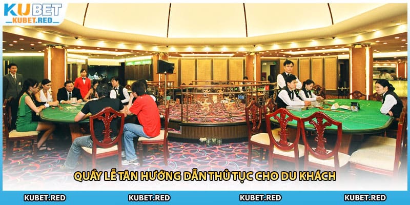Quầy lễ tân hướng dẫn thủ tục cho du khách